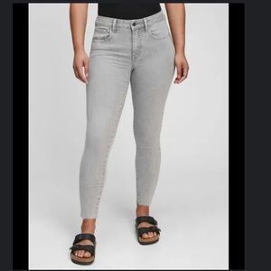 New with tags NWT Gap's Mid Rise Universal Jegging with Washwel